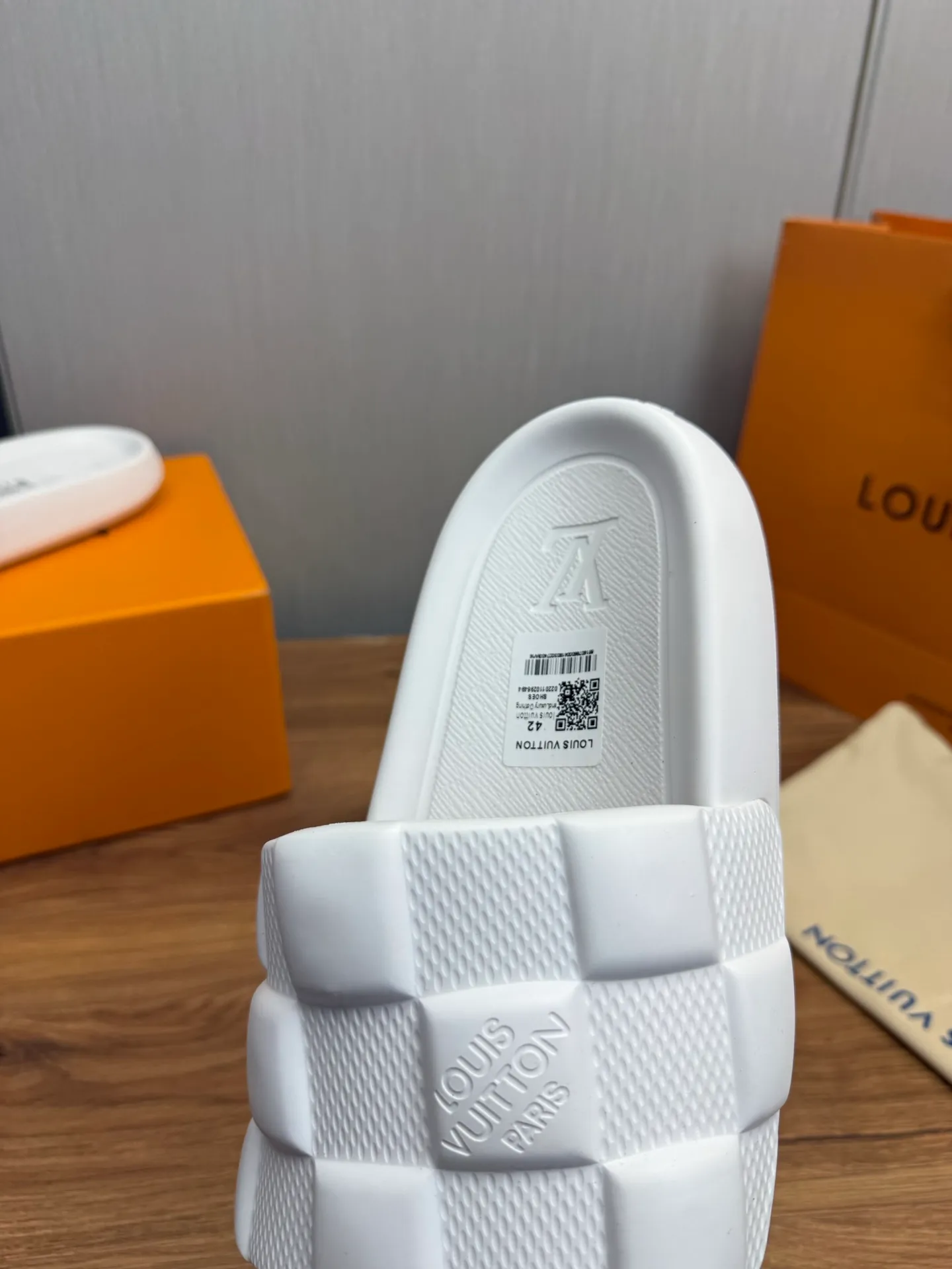 Men's shoes 💰260💰 ▪️LV's popular Little Red Book popular slippers hot sale: 1 shipment✅ Super textured and comfortable slippers, original TPU outsole. Authentic counter box drawer box packaging 🎁Size 38-45